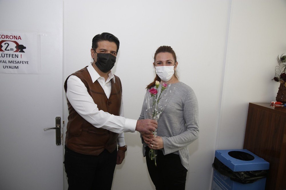 Başkan Genç’ten Kadın Personellere Karanfil