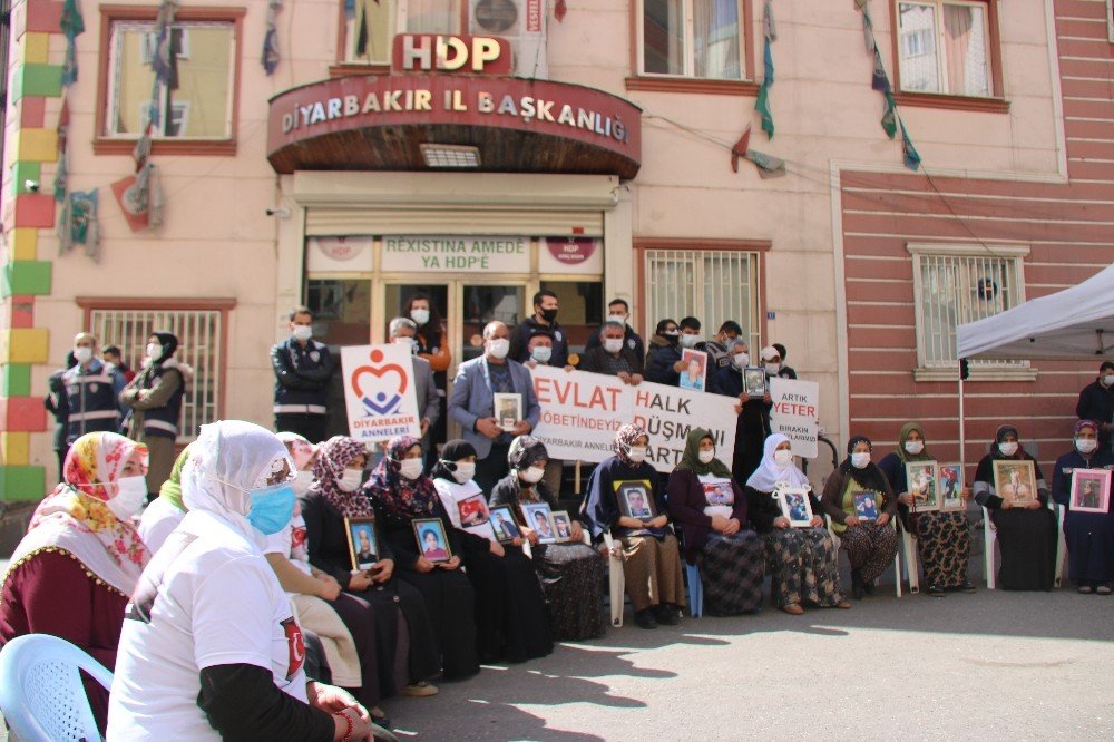 Evlat Nöbetindeki Ailelerden Chp’li Özel’in Ziyaretine Tepki