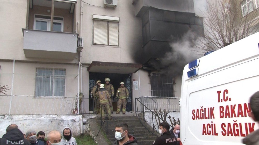 Güngören’de Bir Dairede Yangın Çıktı, Mahsur Kalan 1 Kişi Kurtarıldı
