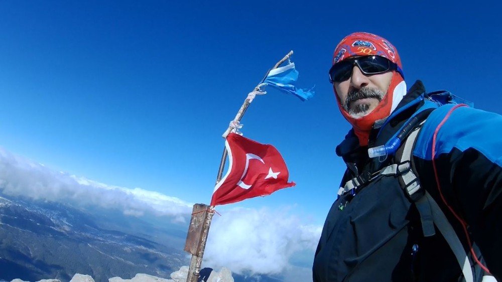 Isparta’da 2 Bin 998 Metrelik Dedegöl Dağı Zirvesine Solo Tırmanışı Yaptı