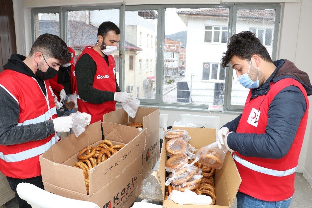 Kızılay Gönüllüleri Taşova’ya Çıkartma Yaptı