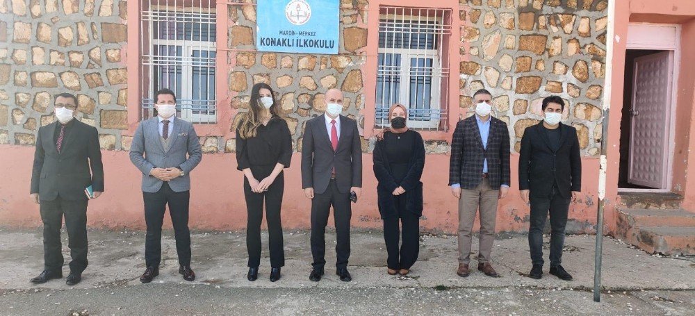 Mardin’de Fedakar Sağlık Çalışanları Köy Okullarını Unutmadı