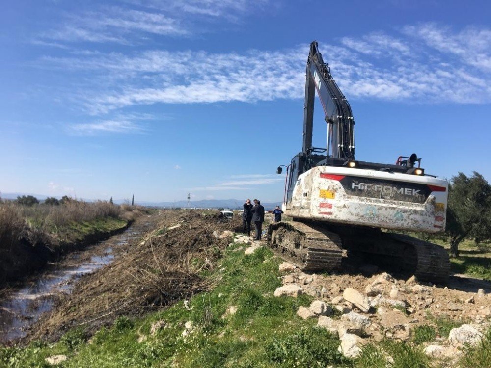 Bekirler’de 5 Kilometrelik Dere Temizlik Çalışması Yapıldı