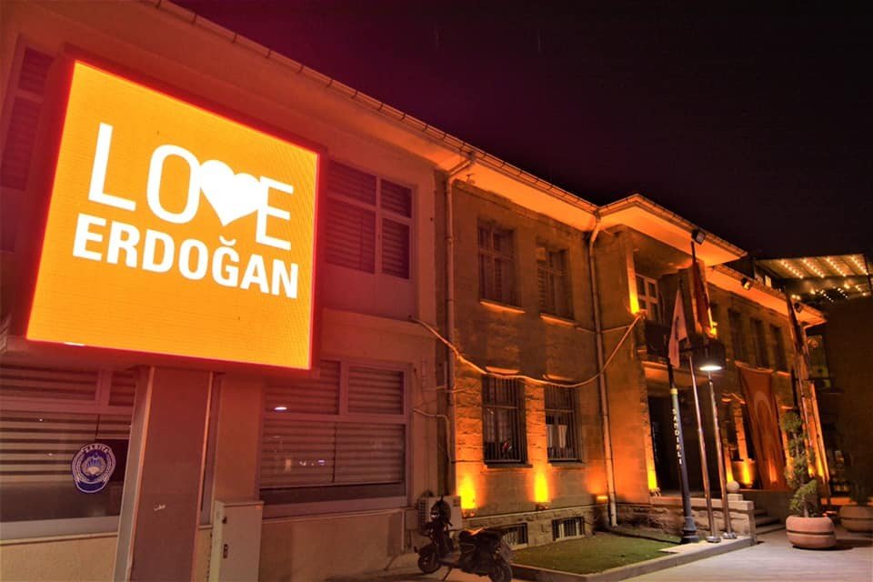 New York’taki ‘stop Erdoğan’a Sandıklı’dan ’love Erdoğan’lı Cevap