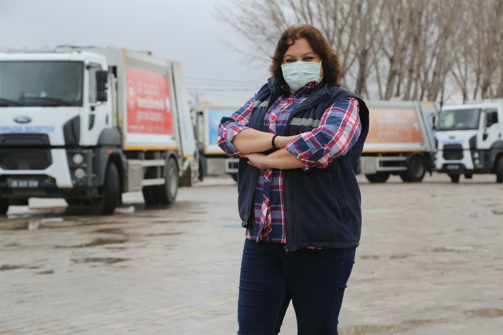 Bu Kadınlar Yıllardır Çöp Kamyonunda Direksiyon Sallıyor