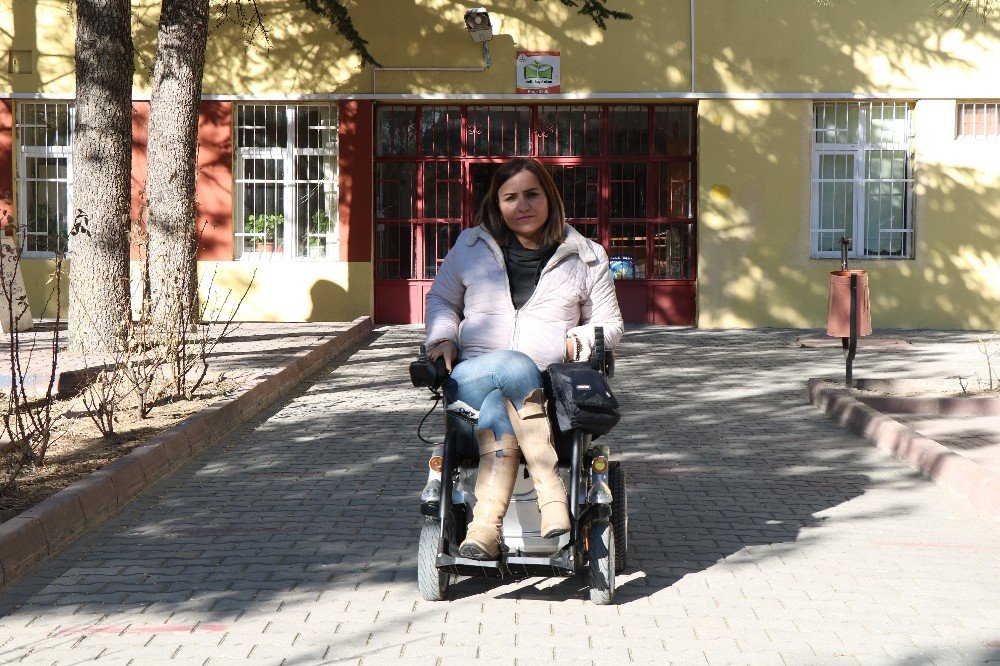 Geçirdiği Kaza Kabusu Olmaktan Çıktı, Hayata Memur Olarak Tutundu