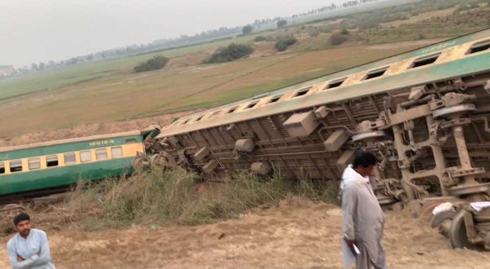 Pakistan’da Yolcu Treni Raydan Çıktı: 1 Ölü, 40 Yaralı