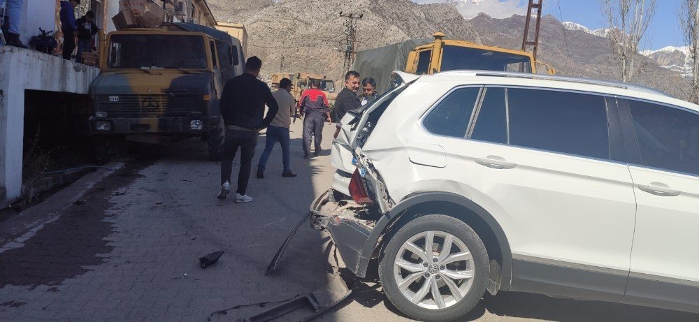 Freni Boşalan Gıda Yüklü Zırhlı Araç Park Halindeki Otomobile Çarparak Durdu
