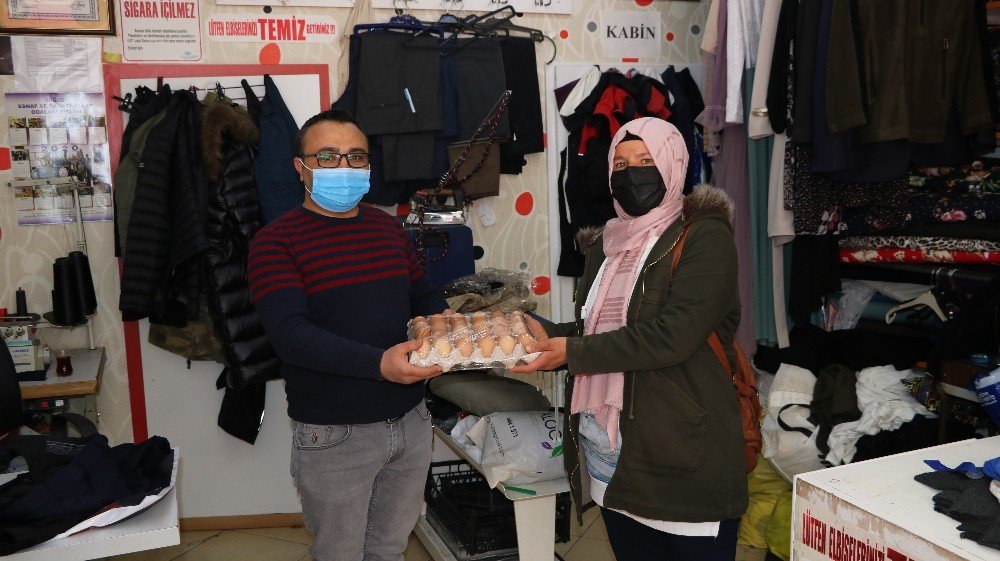 Evinin Geçimi İçin Kapı Kapı Gezerek Yumurta Satıyor