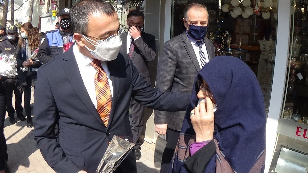 Hayatında İlk Kez Çiçek Alan Kadının Mutluluğu Gözlerinden Okundu