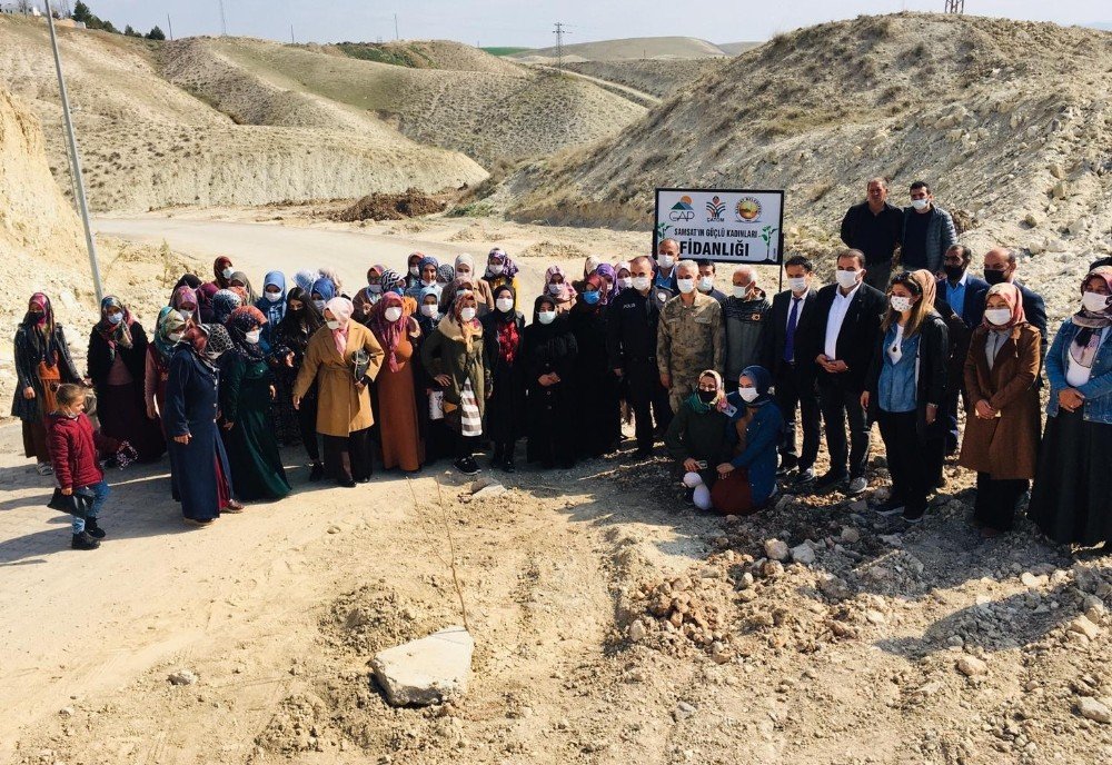 Samsat’ta Kadınlar Meyve Fidanlarını Toprakla Buluşturdu