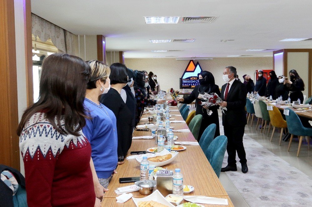 Ai̇çü Rektörü Prof. Dr. Karabulut, Kadınlar Günü’nü Gül Dağıtarak Kutladı
