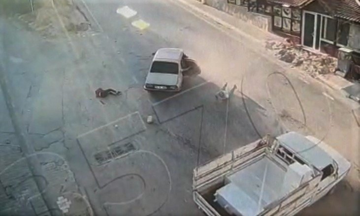 Kamyonetle Çarpışan Otomobilden Fırlayan 2 Kişi Yaralandı