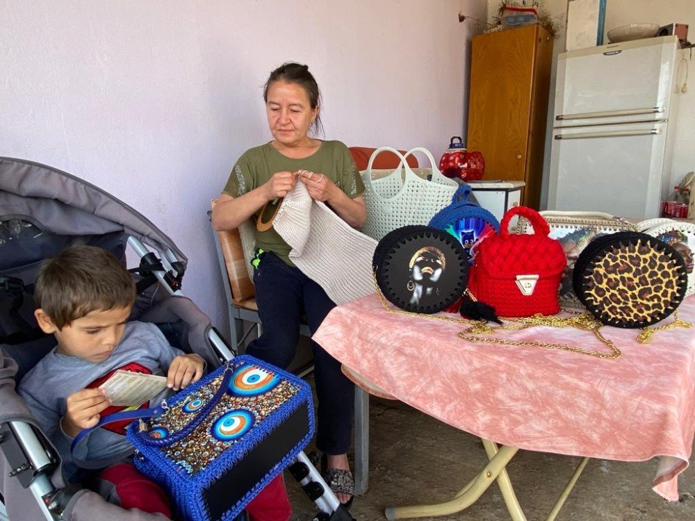 Oğlunun Tedavisine Katkı Sağlamak İçin Çanta Örüyor