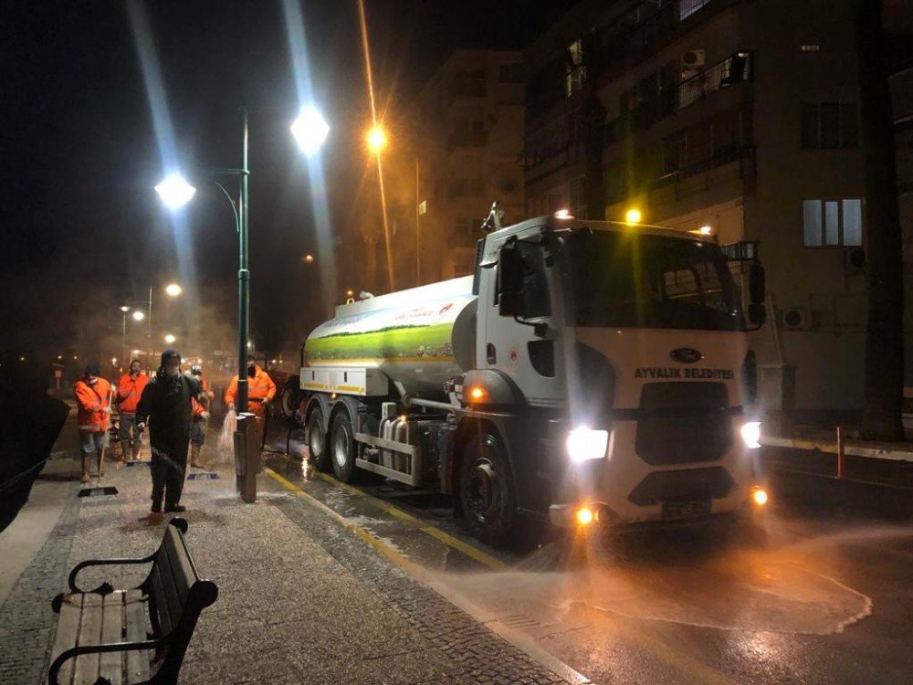 Ayvalık’ta Cadde Ve Sokaklarda Covid 19 Temizlikleri Bitmek Bilmiyor