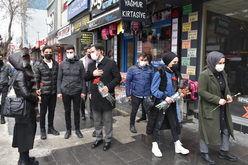 Başkan Geylani, Kadınlar Günü’nde Karanfil Dağıttı