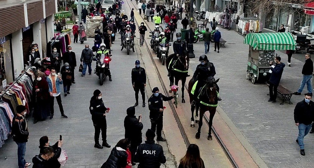 Bursa’da Kadın Polisler 8 Mart Dünya Kadınlar Gününü Karanfil Dağıtarak Kutladı