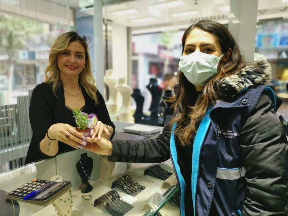 Büyükşehir’den Kadınlara Çiçekli Kutlama