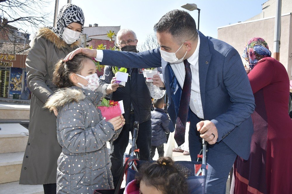 Başkan Erdoğan’dan Kadınlara 8 Mart Çiçeği