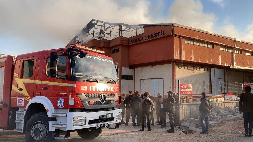 Tekstil Fabrikasında Çıkan Yangında Soğutma Çalışmaları Sürüyor