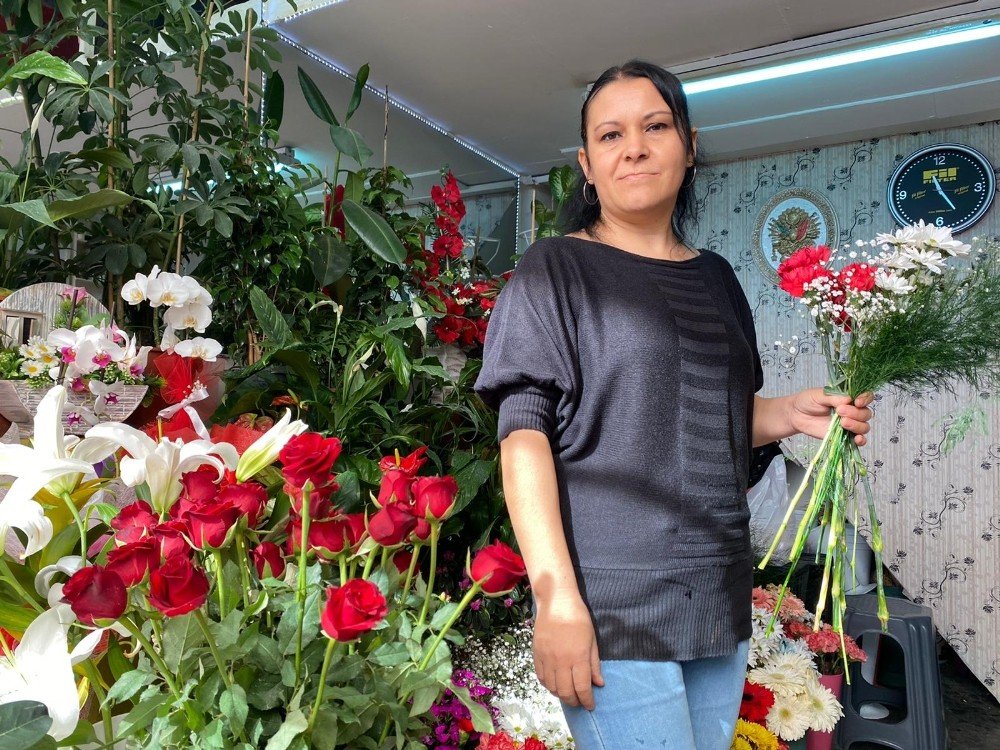 Kadınlara Çiçekler Kadın Elinden