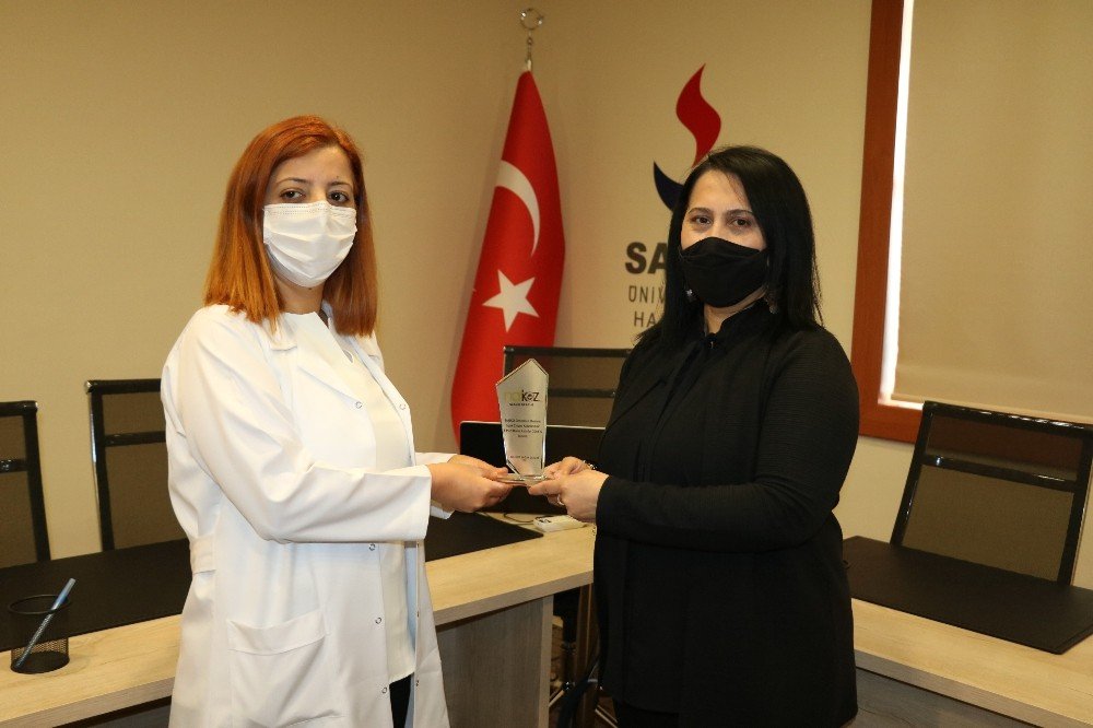 Kadın Gazeteciden Kadın Sağlık Çalışanlarına Plaket