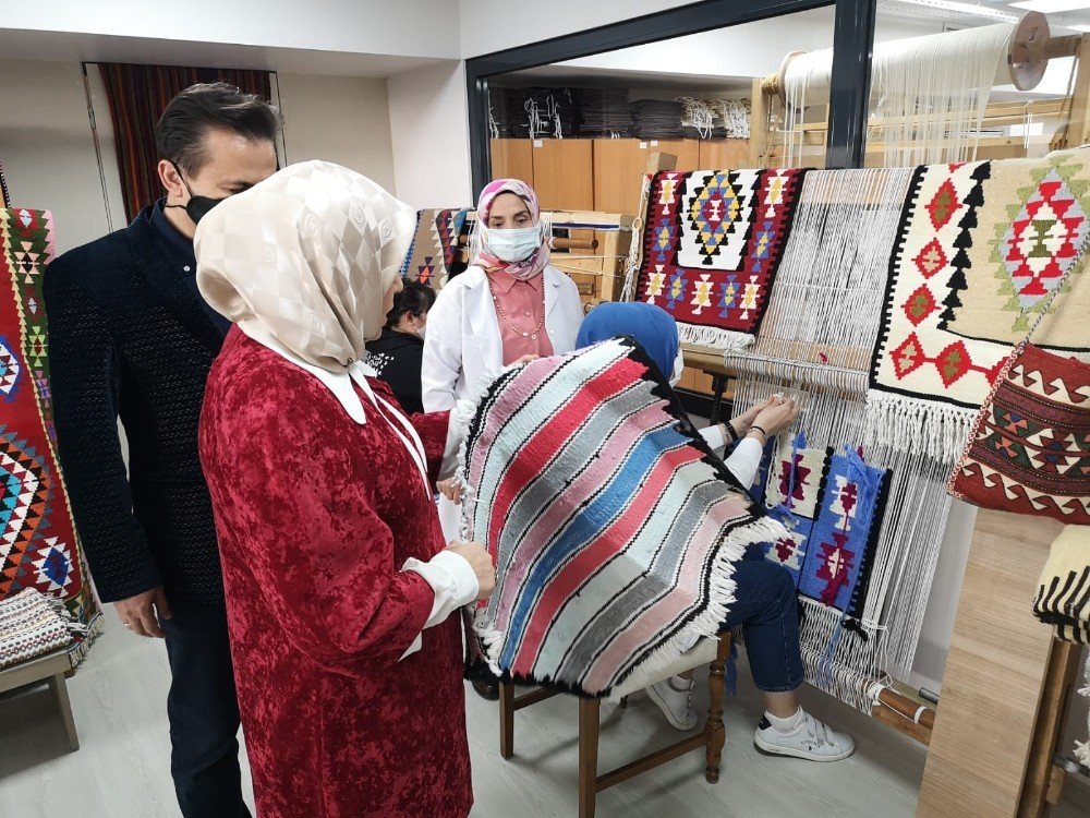 Gönül Elleri Çarşısı 4 Bin 300 Kadın Gönüllüsüyle İyilik Dağıtıyor