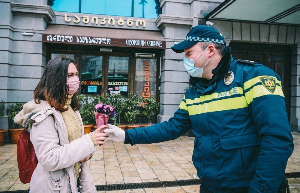 Gürcistan’da Polis Kadın Sürücülere Çiçek Dağıttı