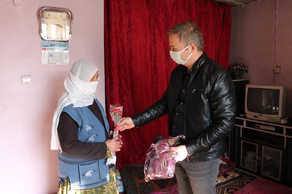 Kaymakam Yelek’ten 79 Yaşındaki Binefş Nineye Kadınlar Günü’nde Ziyaret