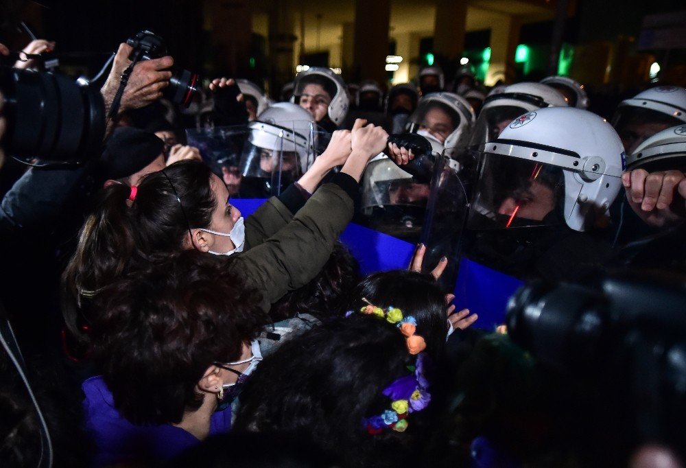 İ̇stiklal Caddesi’nde İzinsiz Yürüyüş Yapmak İsteyen Kadınlara Polis Engeli