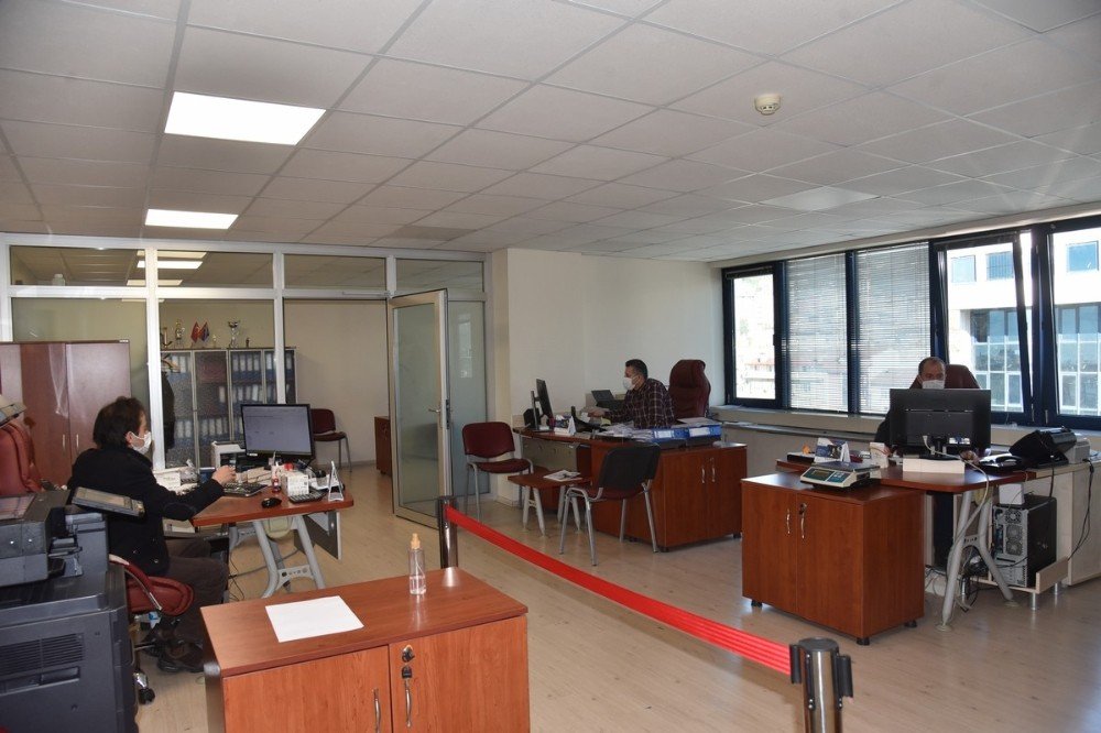 İ̇zmit Belediyesinde Bugün Sadece Erkekler İşbaşı Yaptı