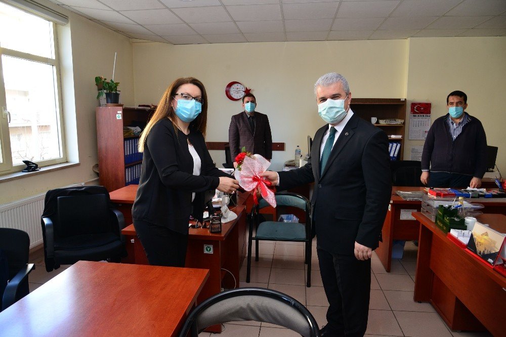 Kadınlar Gününde Vali Akın’dan Kadın Personele Karanfil