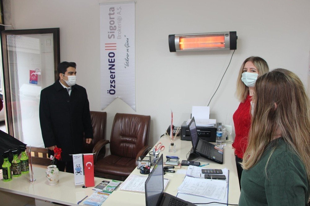 Kaymakam Kini’den Bayanlara Çiçek