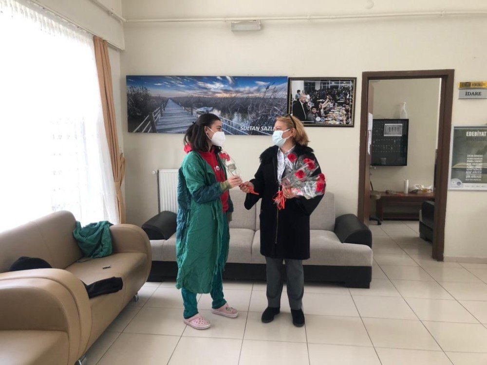 Başkan Büyükkılıç’tan Kadınlara Karanfil