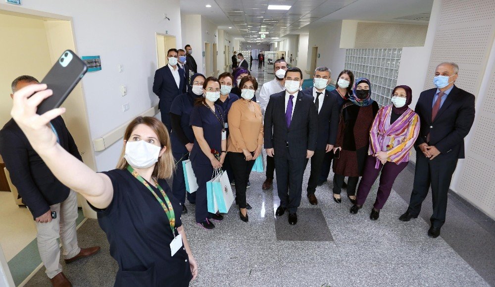 Tütüncü Sağlık Çalışanlarının Kadınlar Gününü Kutladı