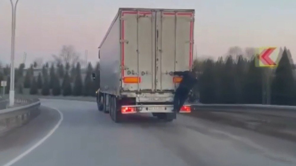 Bedava Yolculuk İçin Asıldığı Tırdan İnmek İçin Soğuk Terler Döktü