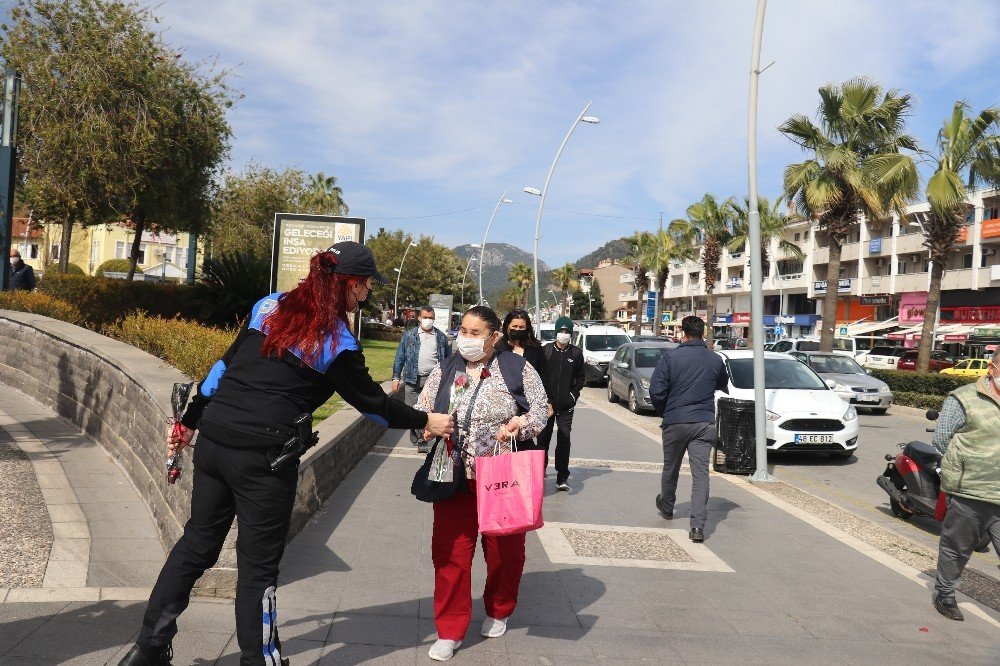 Marmaris’te Kadınlara "yanınızdayız’’ Mesajlı Gül Hediye Edildi