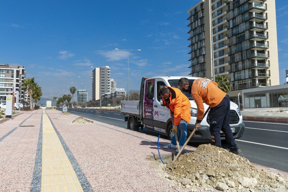 Mersin’de Kaldırımları Hem Yeniliyor Hem Yeşillendiriliyor
