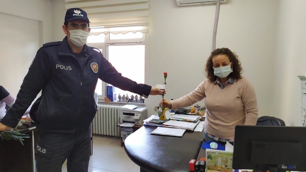 Osmaneli Polisi Kadınlar Günü Dolayısıyla Karanfil Dağıttı