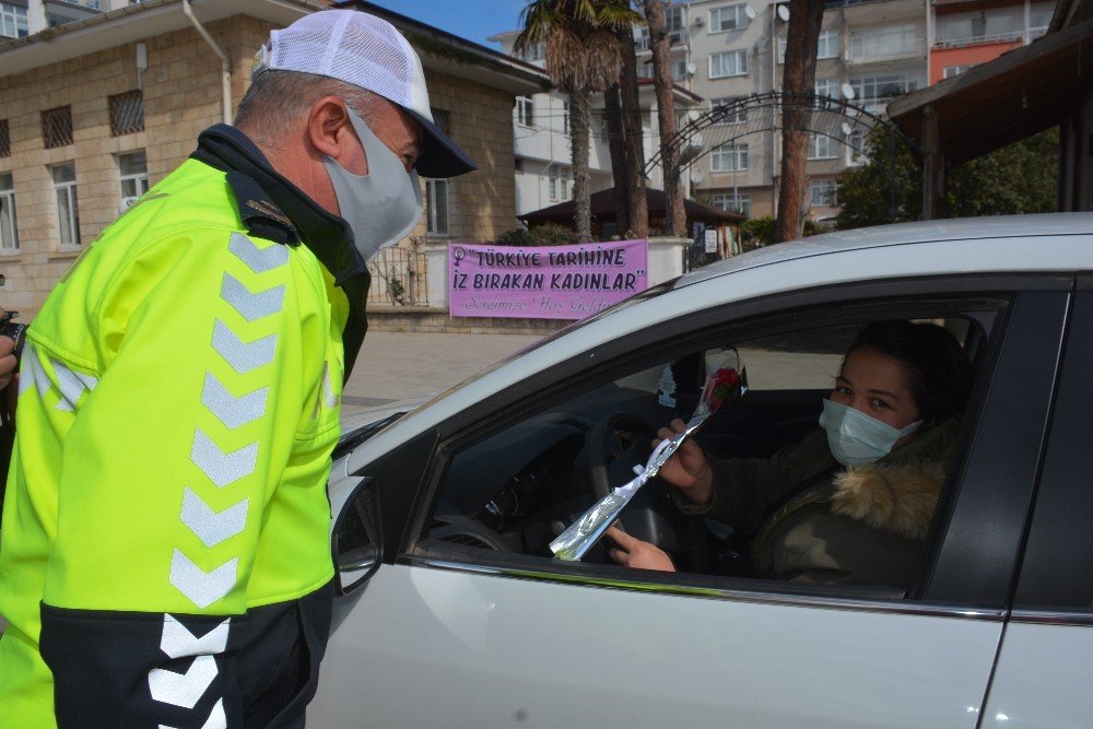Polis Ekipleri Ceza İçin Değil Çiçek Vermek İçin Durdurdu