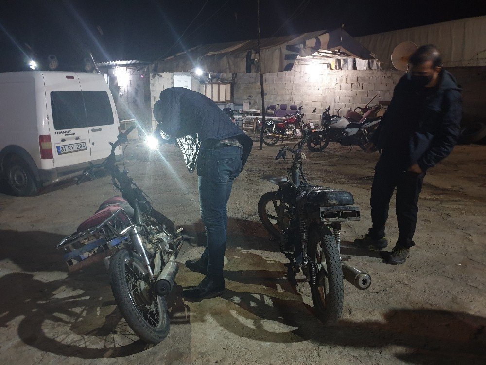 Reyhanlı’da Çalıntı Motosikletler Denetim Yapan Polise Takıldı