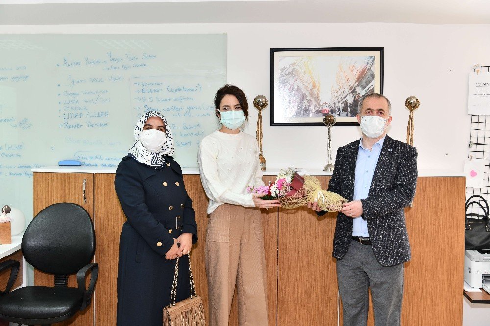 Rektör Savaşan’dan 8 Mart Dünya Kadınlar Gününde Çiçekli Kutlama