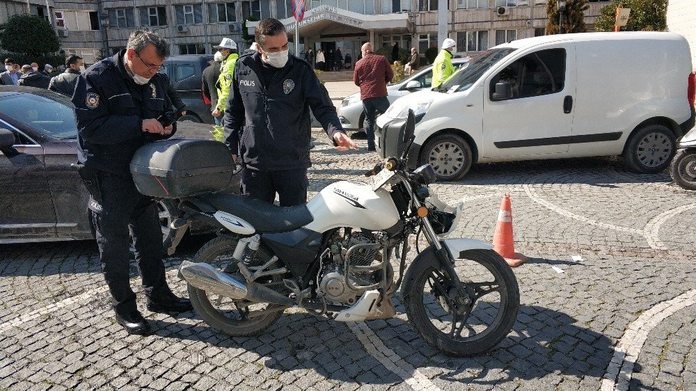 Aşı Taşıyan Araç Motosikletle Çarpıştı: 1 Yaralı