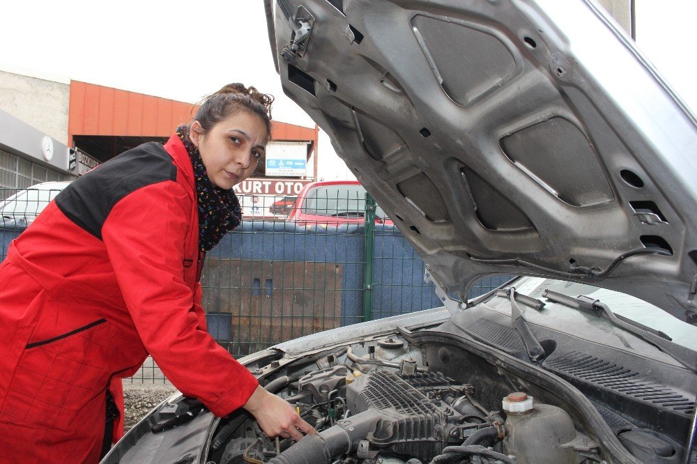 Sanayide Muhasebeci Olarak Girdiği İşletmede Dizel Araçların Enjektörünü Tamir Ediyor