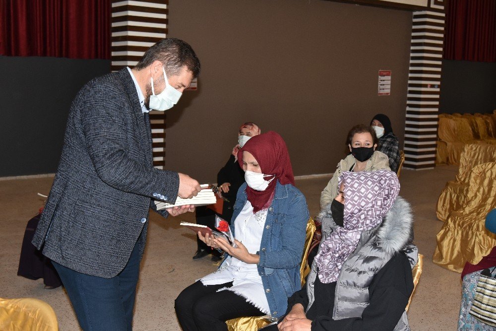 Sındırgı’da Edebiyatın Avlusunda Kadın Konferansı