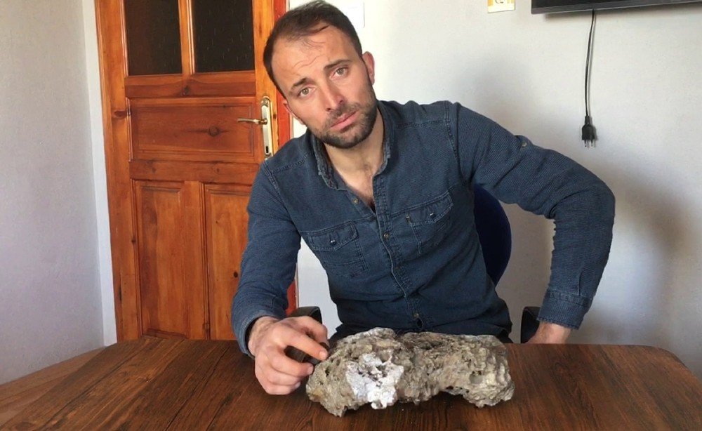 Tarla Sürerken Tesadüfen Buldu, Esrarengiz Taşın İncelenmesini İstiyor