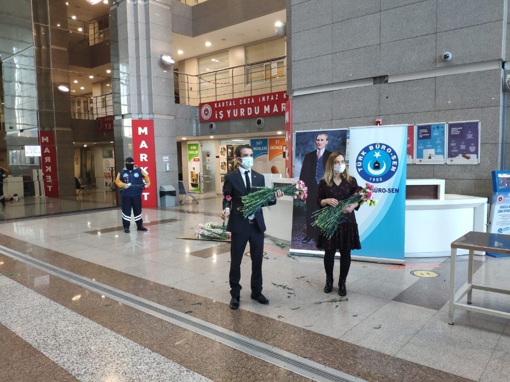 Türk Büro-sen İ̇stanbul Adalet Sarayı’nda Çiçek Dağıttı