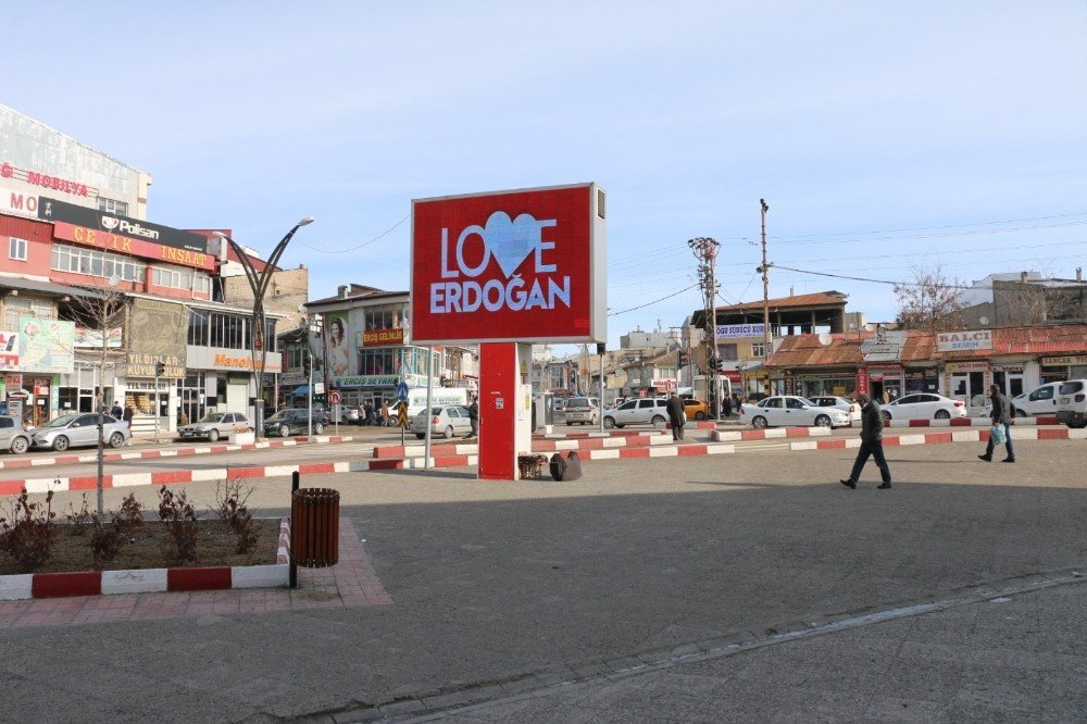 Erciş’te “love Erdoğan” Görseli