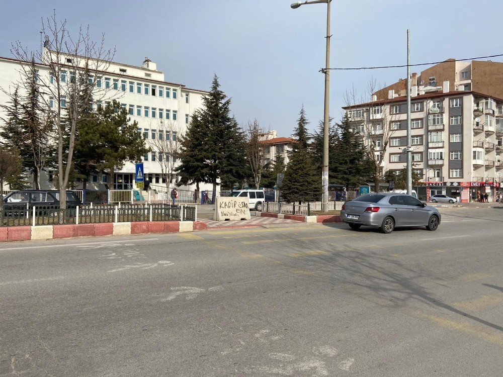 Yaya Yolu Beton Bariyerle Kapatılınca Ortaya Komik Görüntü Çıktı