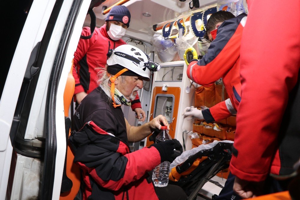Hasandağı’nda Mahsur Kalan 2 Dağcı Askeri Helikopterle Hastaneye Kaldırıldı